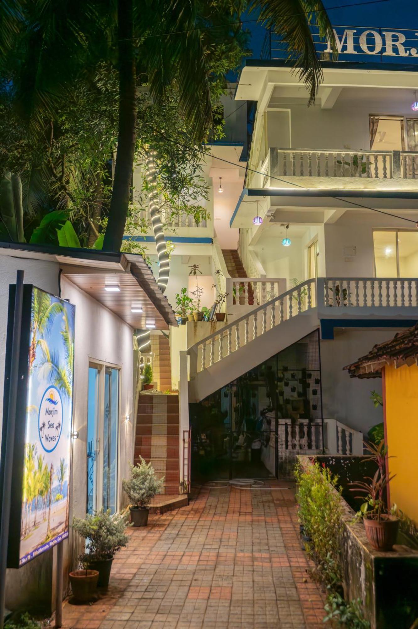 Morjim Sea Waves-Beach Front Hotel Exterior foto