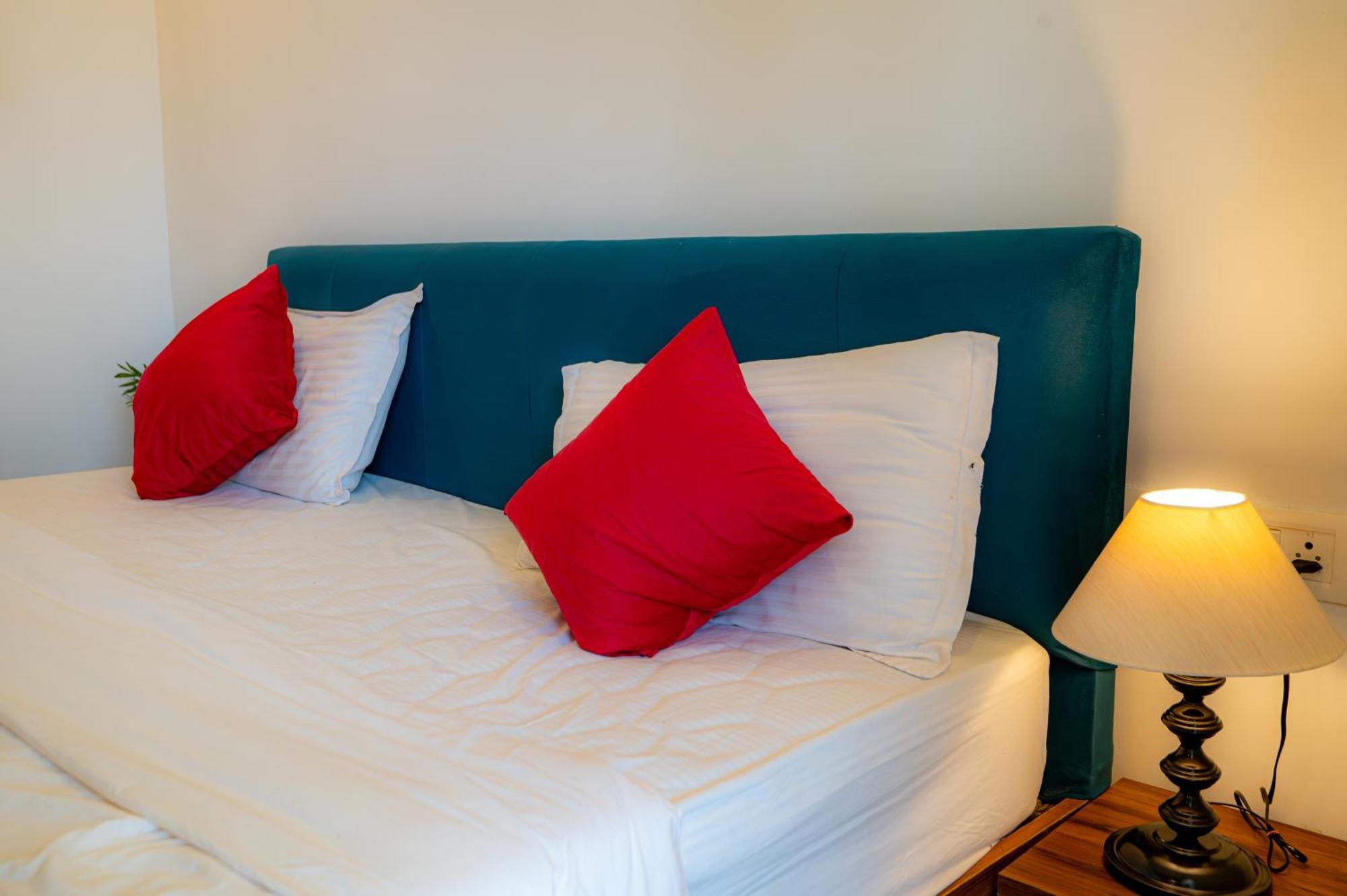 Morjim Sea Waves-Beach Front Hotel Exterior foto