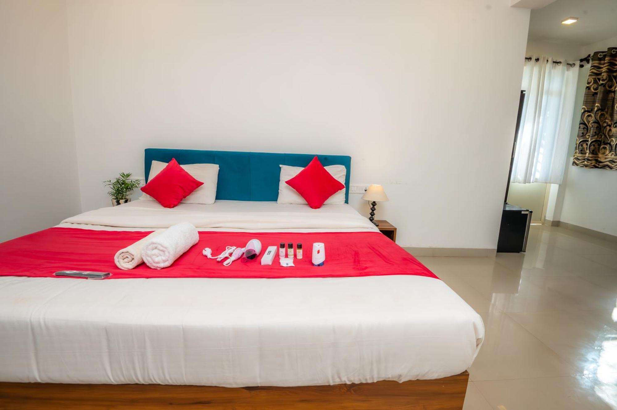 Morjim Sea Waves-Beach Front Hotel Exterior foto
