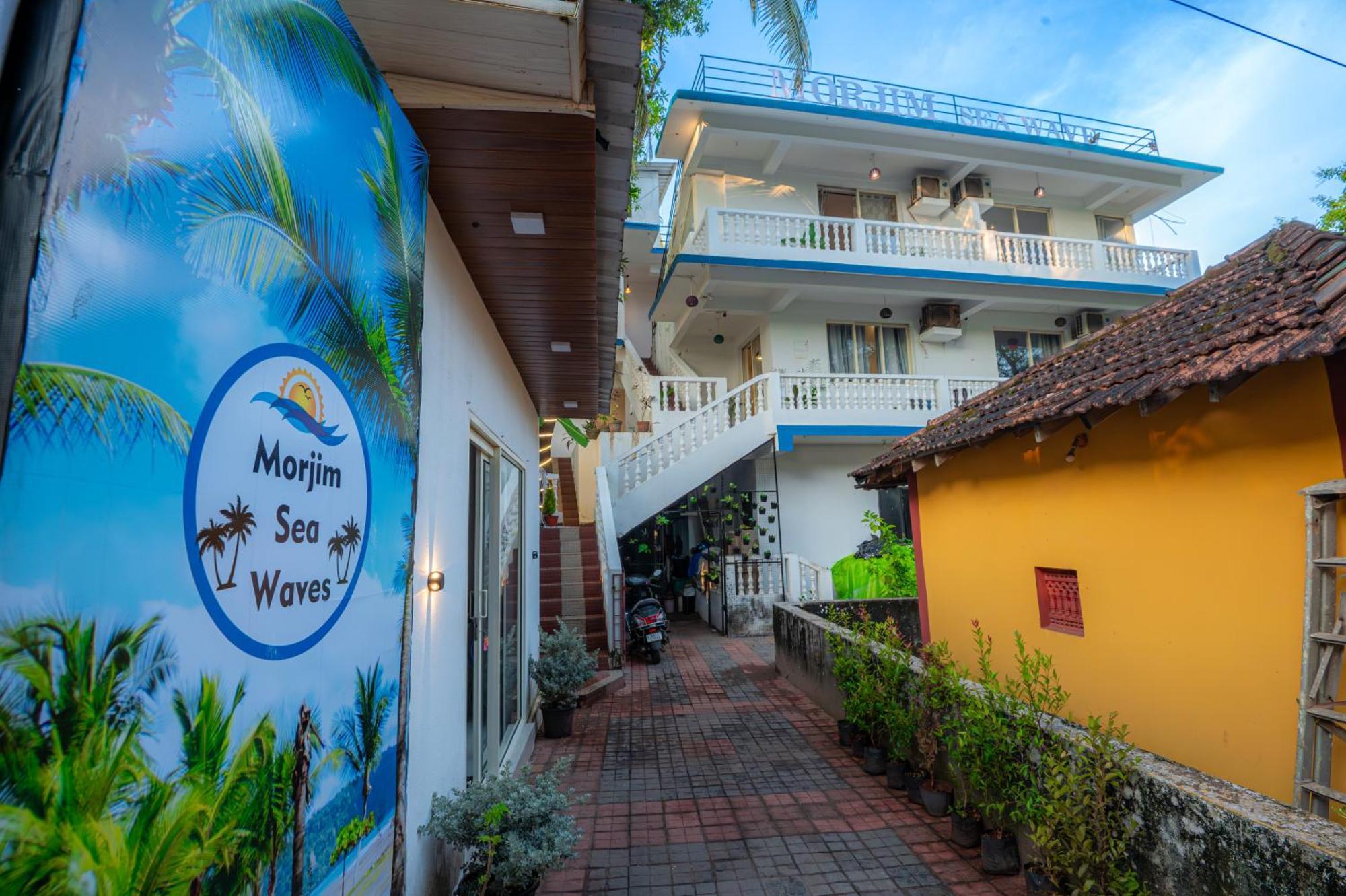 Morjim Sea Waves-Beach Front Hotel Exterior foto