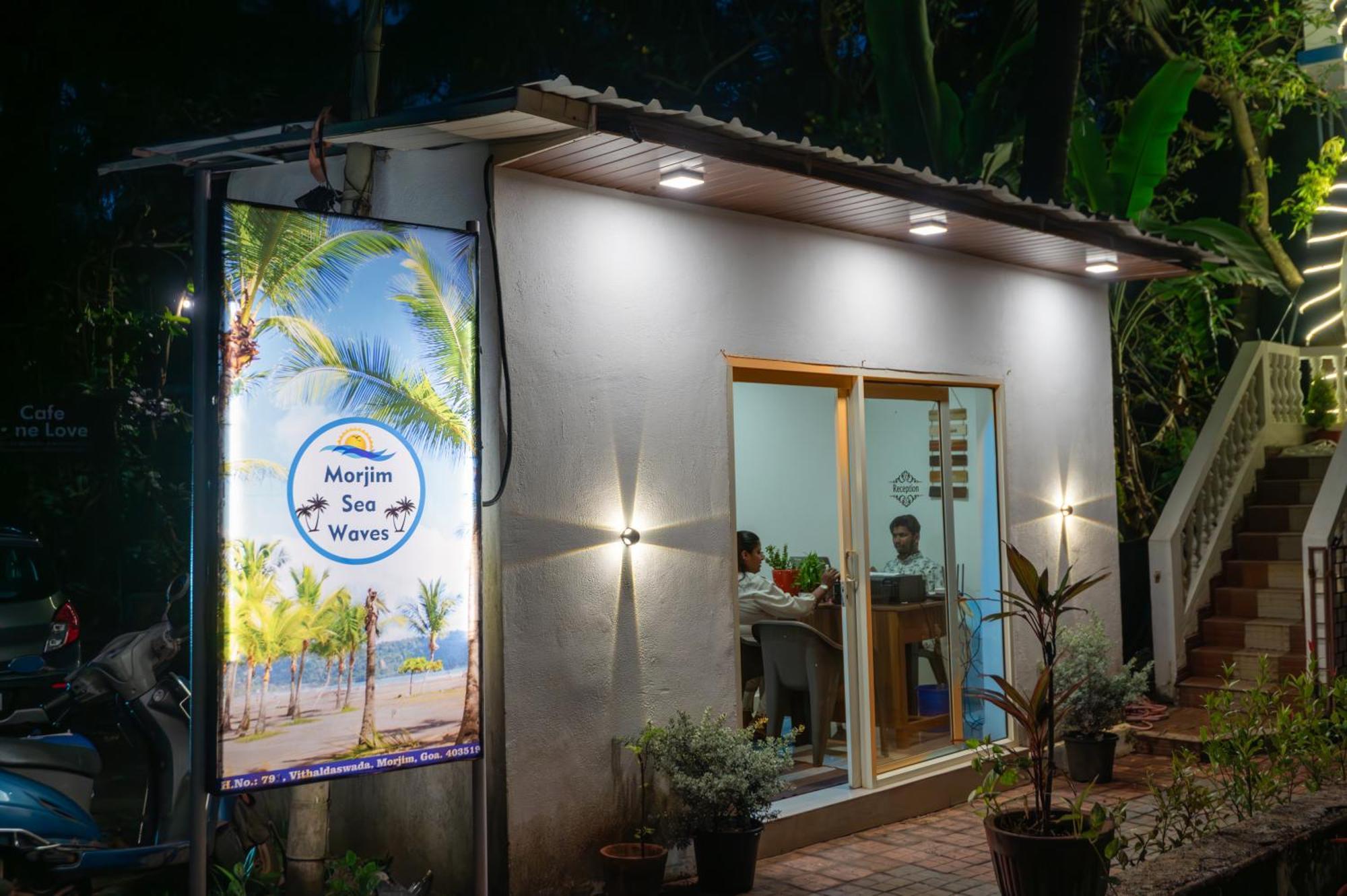 Morjim Sea Waves-Beach Front Hotel Exterior foto